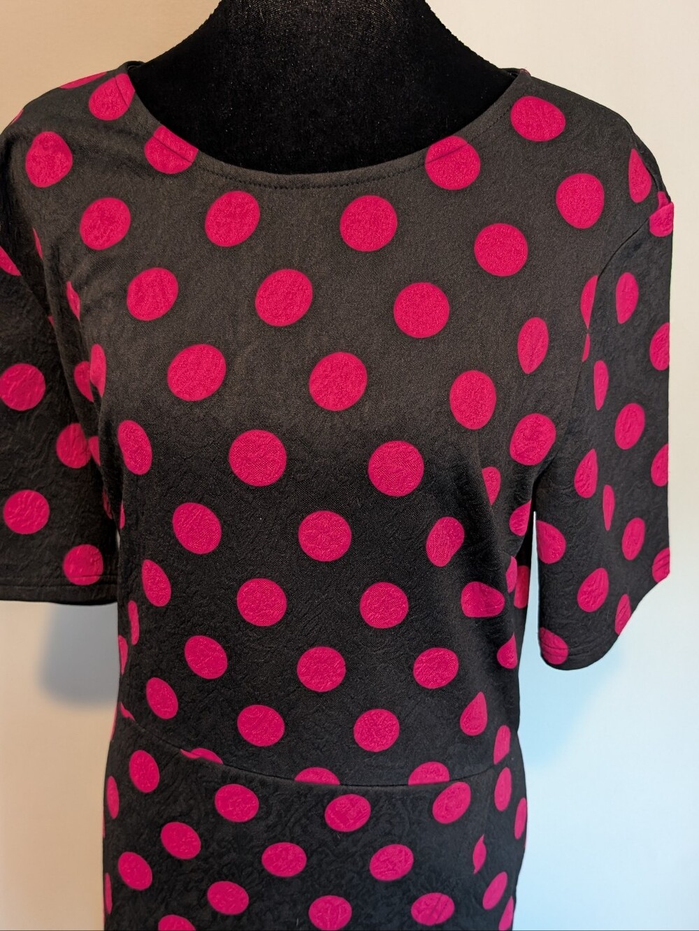 Suzy Shier Black Dress with Bright Pink Polka Dots - Picture 5 of 9